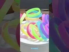 Pas je siliconen lichtgevende armband aan.