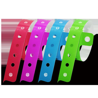Waterdichte PVC polsbanden Gepersonaliseerde Duurzame Rode Event Armbanden