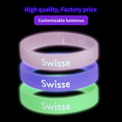 Geschenk gedrukte siliconen polsbanden 1-5 mm breedte aangepaste armbanden met logo