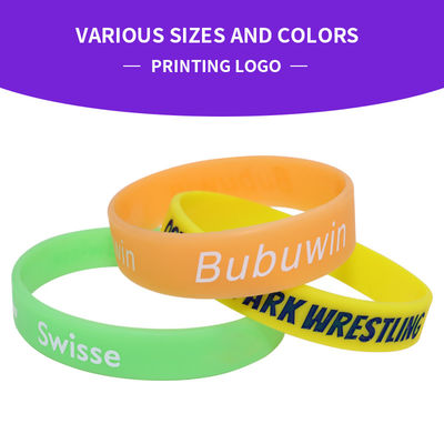 Gepersonaliseerde gedrukte siliconen polsbanden Custom logo kleurrijke armbanden