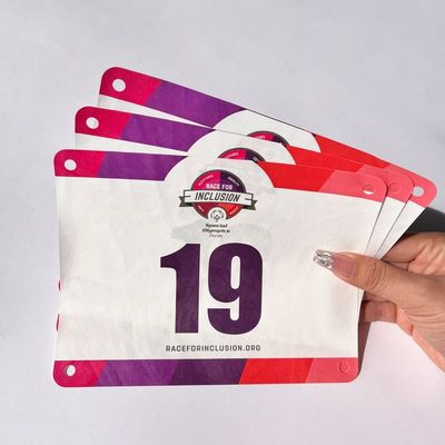 Rectangular Race Bib Numbers Hoog verscheuringsvermogen in wit rood blauw of op maat gemaakte kleuren