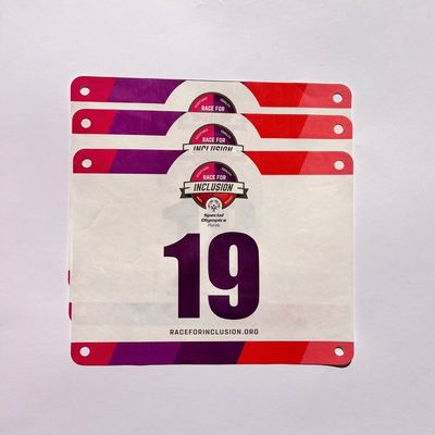 Gepersonaliseerde label van het concurrentienummer in rechthoekige vorm en PANTONE-kleur