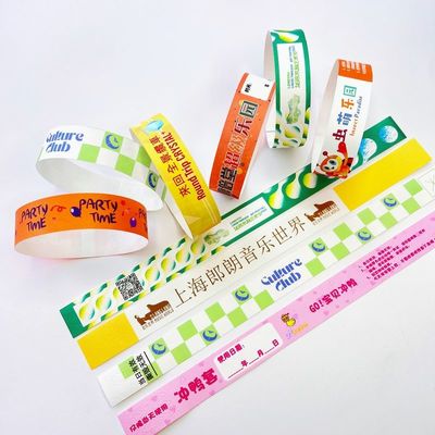 Gepaste logo gedrukt waterdichte armbanden tyvek papier met sequentiële nummering Barcoding