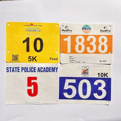 Op maat gemaakte wedstrijdnummers 0,5 mm Dikte Tyvek Wedstrijd Bib Nummers voor marathon wedstrijd Triathlons in rechthoekige vorm