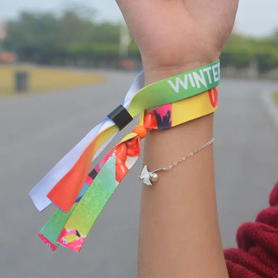 Verschillende kleuren Stof Geweven Armbanden Op maat gemaakt Logo Kleuren Voor Polyester Materiaal Armband