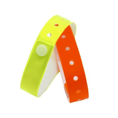 Fabrikant Aanpasbare polsband met vaste kleur Plastic vinyl Event polsbanden met logo barcode