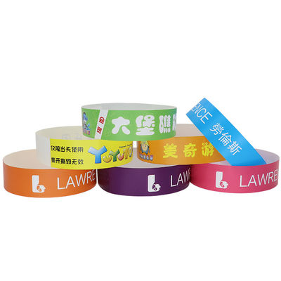 Groothandel Op maat gemaakte PP-papieren Armbanden voor evenementen Met logo-patroon woord barcode promotiegif polsband