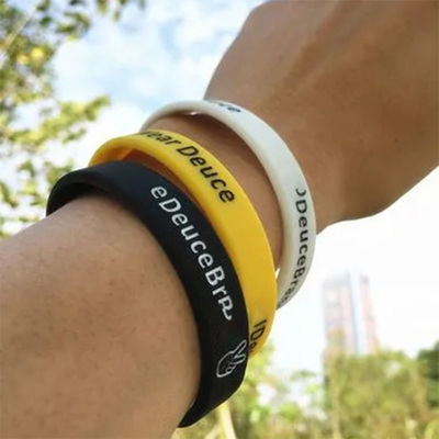 Custom logo gedrukte siliconen polsbandjes voor promotie en reclame Multi kleur nachtglow lichtgevende siliconen bandjes