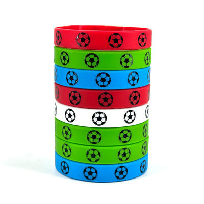 Geïnspireerde siliconen armbanden op maat Voetbalbal spel souvenir cadeau polsbandjes in verschillende kleuren