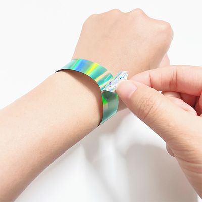 Persoonlijke zilveren laser glitter polsband voor unisex concerten en festivals