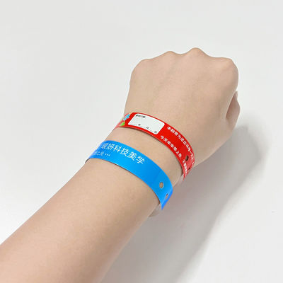 Custom Promotie Gift Items Logo Vinyl PVC Armbanden L-vorm Eenlaag PVC Waterdicht Kleurrijk Papier Armbanden