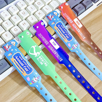 Custom Logo Promotion Item Armbanden Vinyl Eenlaag PVC Waterdicht Kleurrijk Papier Armband Armbanden Met Barcode