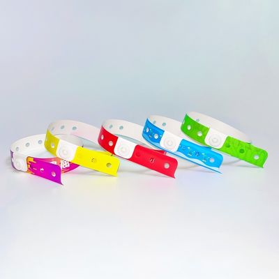 Op maat gemaakte promotie waterdicht vinyl pvc polsbandjes L-vorm éénlaag pvc waterdicht kleurrijk papier polsbandje