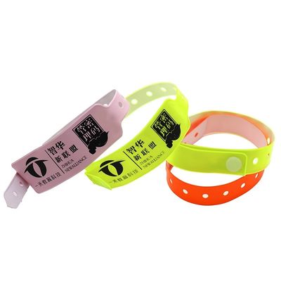 Eenmalig aangepast polsband Neon Fluorescerend Kleur Plastic Vinyl PVC Waterdicht Evenement Partij Polsband Met Tabs