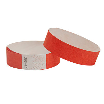 Gepersonaliseerde Tyvek Event Armbanden Met Barcoding Genummerd Waterdicht Voor Poolpartij Identificatie Toegangspapierbanden