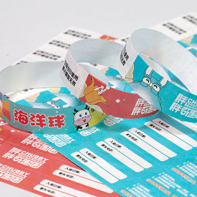Gepersonaliseerde evenementen Papieren polsband met een gestempelde streepjescode Waterdicht zwembad Identificatie van het evenement Toelating Papieren polsbanden