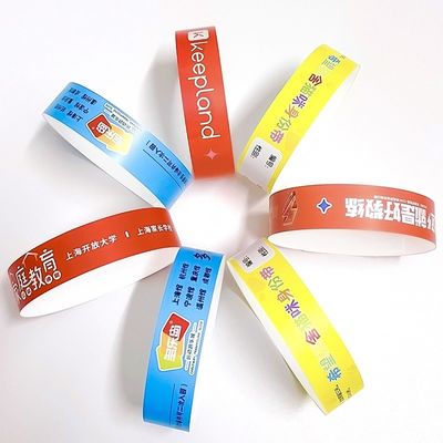 Volkleuren waterdichte Tyvek-armbanden met sequentiële nummering/streepjescode