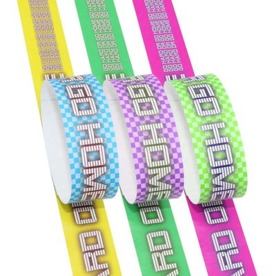 Verscheidene kleuren volkleurig geprinte polsband met aangepaste logo-print neon