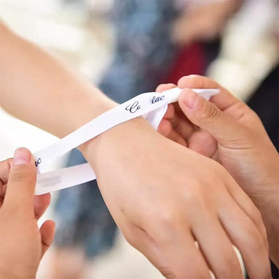 Wegwerpbanden van geweven stof Armbanden Armband Custom Logo Verstelbaar OEM Geaccepteerd Eén- of dubbelzijdig Gedrukt