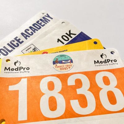 Op maat gemaakte Marathon Running Digitale Bib Number Screen Printing Methode gemaakt met Tyvek materiaal