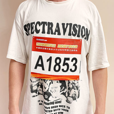 Zeefdrukken van Gepersonaliseerde Startnummer op Tyvek Materiaal met Hoge Zichtbaarheid