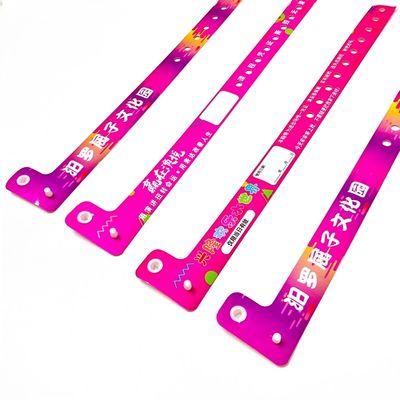 Eenmalige vinyl-pvc-armbanden voor L-vormige parkeerkaartidentificatie en amusement