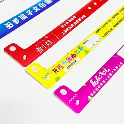 2025 Wegwerp L-vormige armband Custom ID polsbanden voor evenementen Hotel