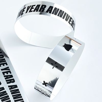Plastic modieuze feestarmbanden ondersteunen kleurenlogo en gepersonaliseerde service met Glitter Holographic Text om toe te voegen aan uw evenement