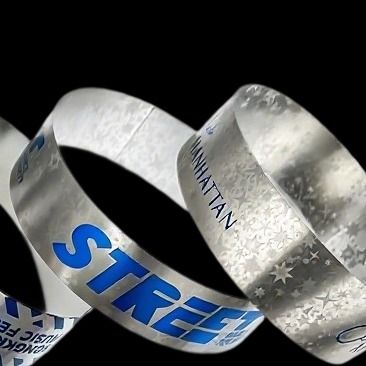 Voeg wat sprankeling toe aan uw evenement met glitter polsbandjes - aanpasbaar en duurzaam
